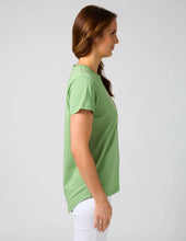 Load image into Gallery viewer, Classic Tee Ibiza Bloom - Vintage Green
