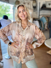 Load image into Gallery viewer, Vacanza Jungle Shirt Beige OS
